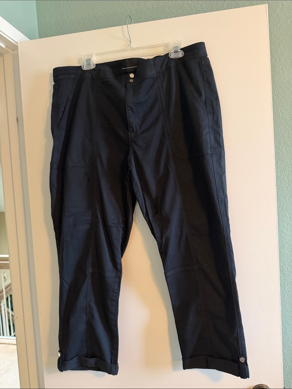 WHBM Mid rise Black Cropped Ankle Pret-A-Pedi pants